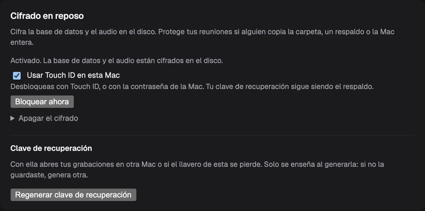 Ajustes › Cifrado en reposo: activado, con la casilla «Usar Touch ID en esta Mac» marcada y la nota de que la clave de recuperación sigue siendo el respaldo, el botón «Bloquear ahora» y la fila «Clave de recuperación» con el botón «Regenerar clave de recuperación»