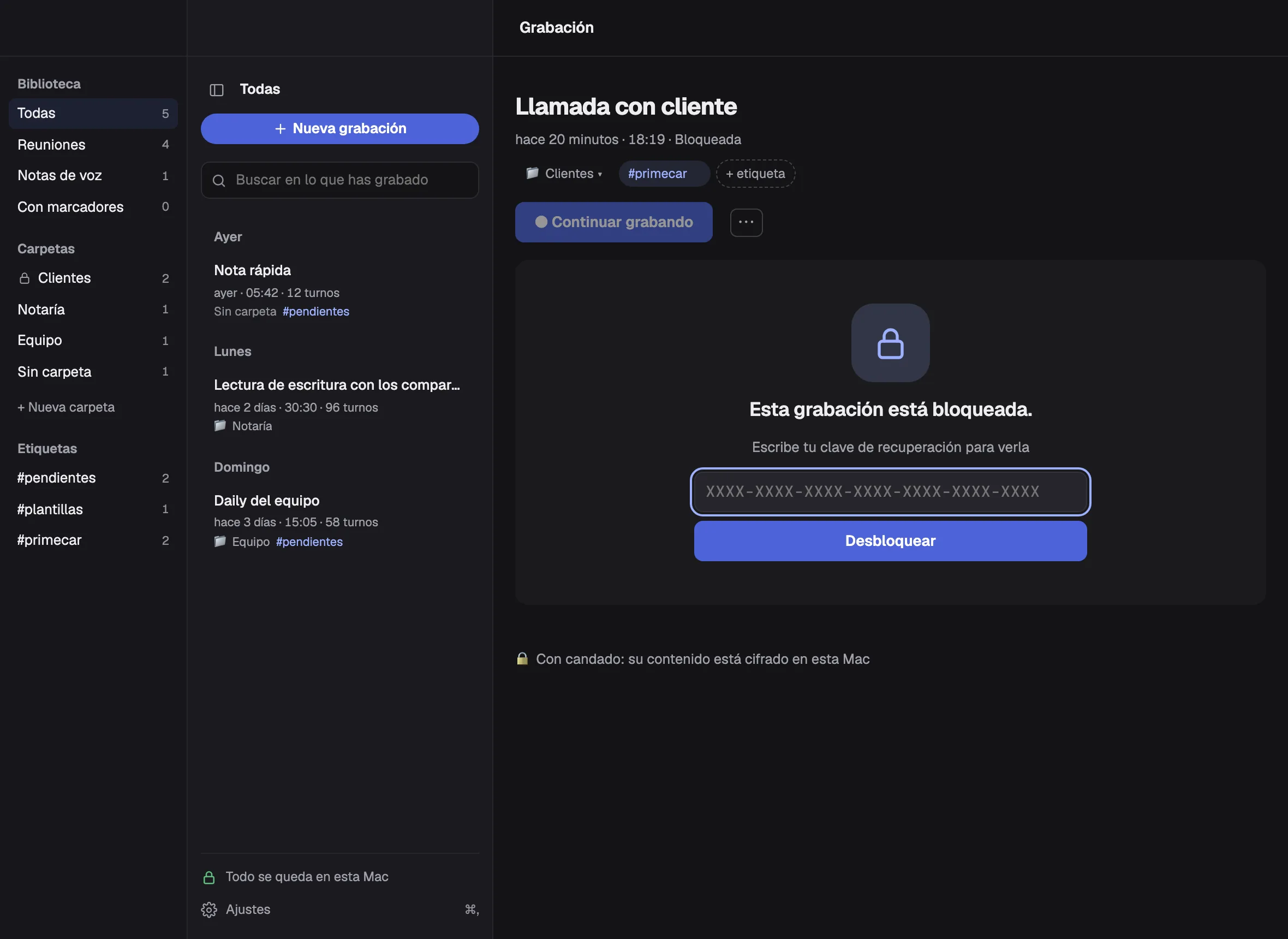 Una grabación con candado: el título «Llamada con cliente» y su carpeta y etiqueta siguen visibles, y en lugar del transcript aparece «Esta grabación está bloqueada» con el campo de la clave de recuperación y el botón Desbloquear