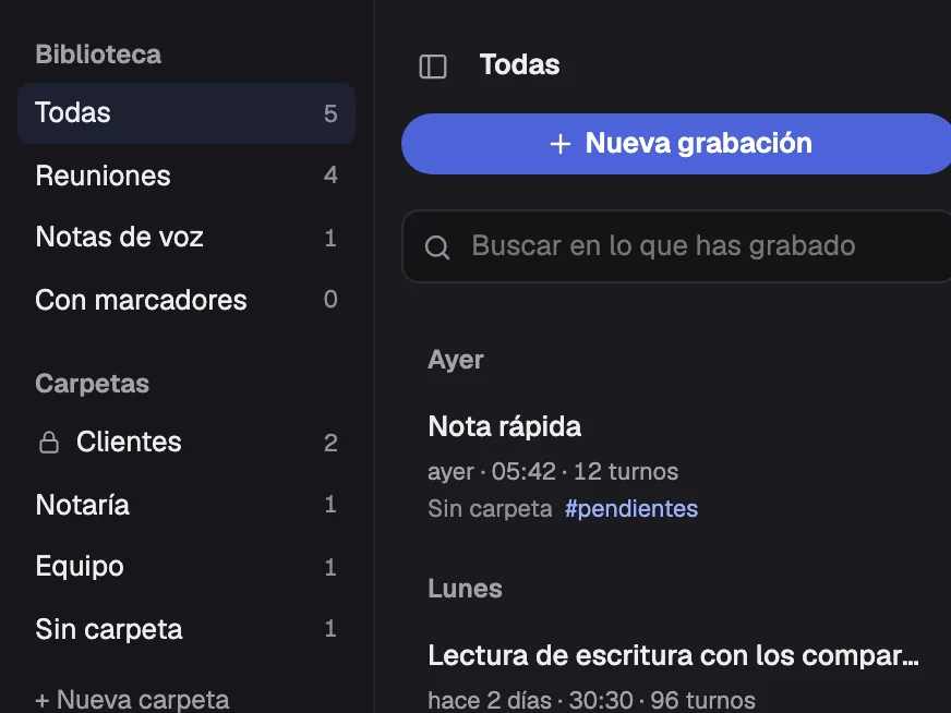La biblioteca de la app: la carpeta «Clientes» con candado y dos grabaciones, y en la lista esas dos grabaciones marcadas «Bloqueada» con su carpeta y sus etiquetas