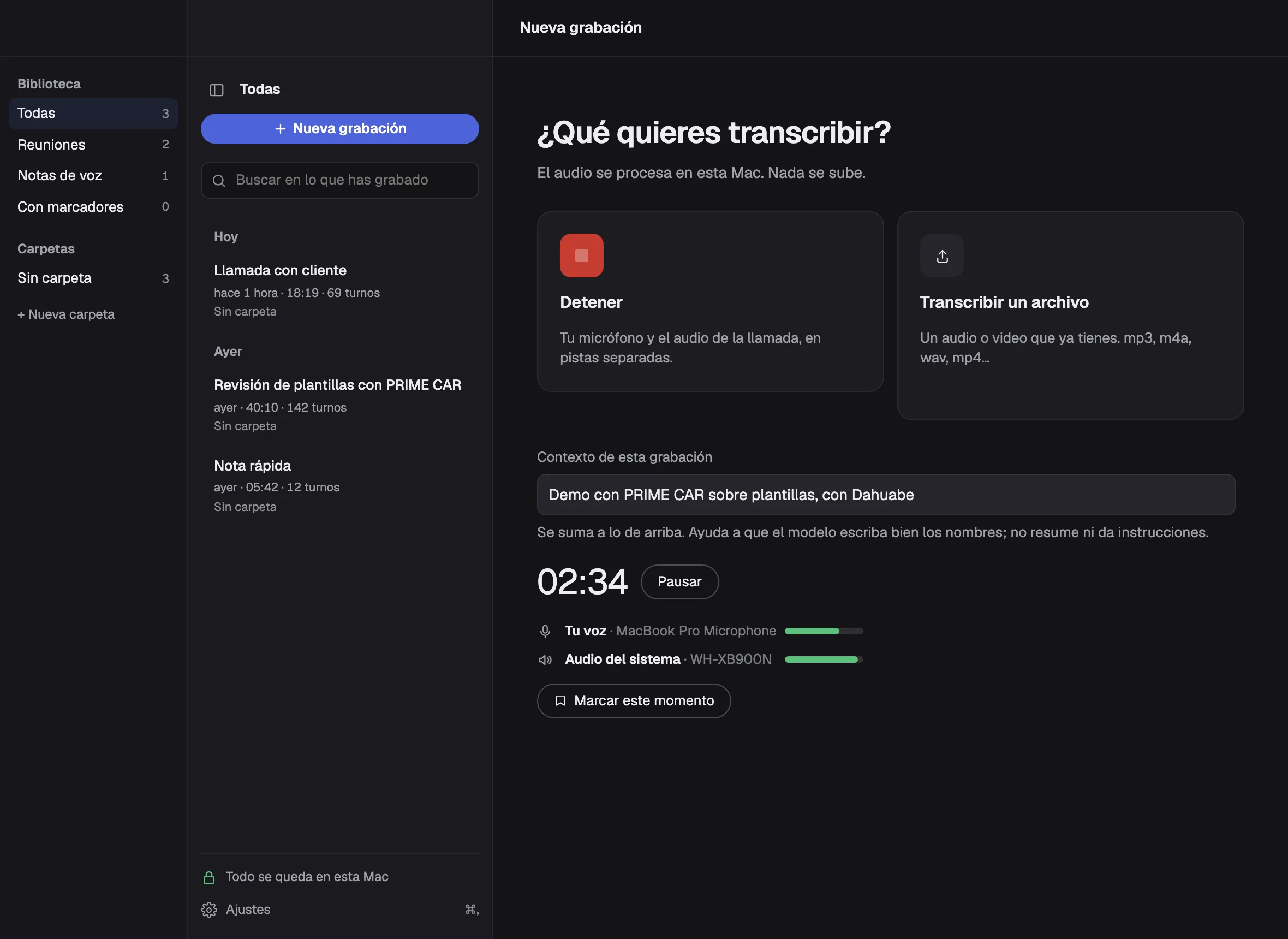 Ventana «Nueva grabación» de la app grabando: botón Detener, el campo «Esta grabación» con «Demo con PRIME CAR sobre plantillas, con Dahuabe», el reloj en 02:34 y las dos pistas vivas, Tu voz por el micrófono y Audio del sistema por los audífonos
